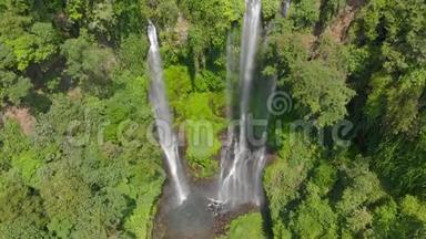 巴厘岛最大的瀑布的空中拍摄-塞库普尔瀑布。 旅游巴厘岛概念..